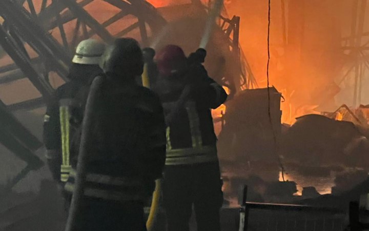 Постраждалих нема, але збитки шалені: ДСНС показала наслідки обстрілів продуктових складів під Броварами