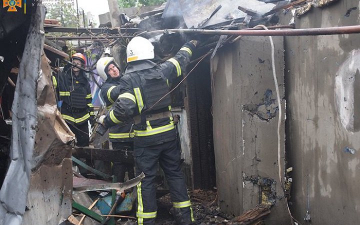Після ракетного удару Росії по Миколаєву виникла пожежа у приватному секторі