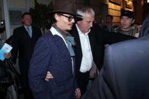 Джонни Депп не может передвигаться без посторонней помощи