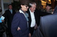 Джонни Депп не может передвигаться без посторонней помощи