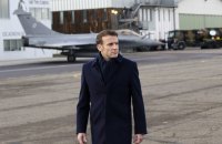 Надання винищувачів залежить від різних факторів, зокрема гарантій, що вони "не торкнуться російської землі", – Макрон