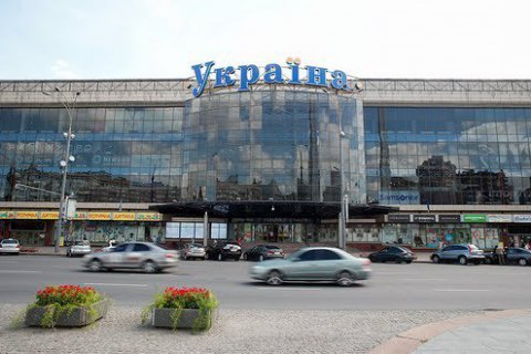 В Киеве из-за сообщения о минировании эвакуировали посетителей ТРЦ "Украина"