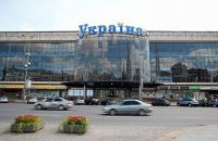 В Киеве из-за сообщения о минировании эвакуировали посетителей ТРЦ "Украина"