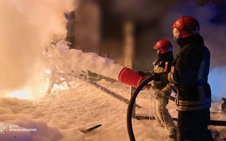 В Івано-Франківській області внаслідок ворожого обстрілу виникла масштабна пожежа