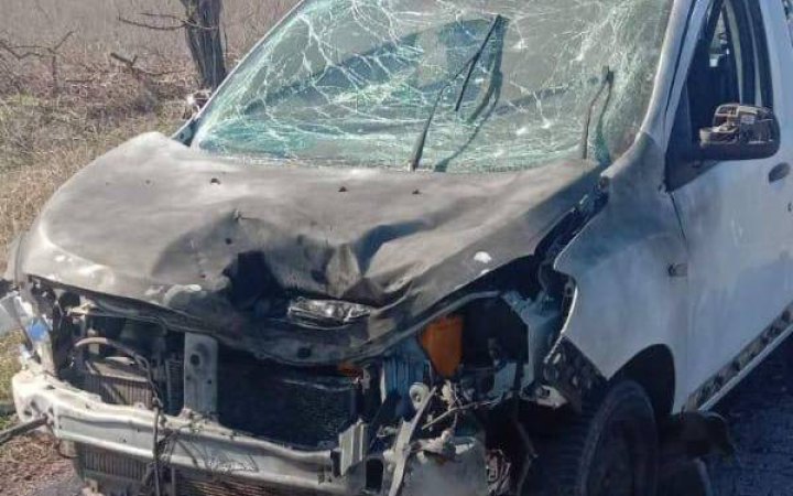 На Херсонщині окупанти з дрона скинули вибухівку на авто, двоє цивільних поранені