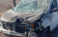 На Херсонщині окупанти з дрона скинули вибухівку на авто, двоє цивільних поранені