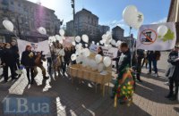 Жители левого берега Киева вышли к мэрии на протест против работы фанерного завода