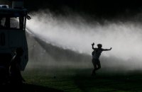 В Бельгии полиция применила слезоточивый газ и водометы против людей, которые пришли на фейковую вечеринку