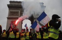 ​Французские власти решили отложить повышение цен на топливо из-за протестов