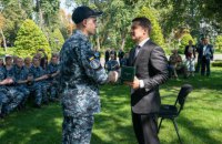 Зеленский подарил освобожденным морякам президентские часы