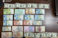 У Києві затримали поліцейського, який вкрав у потерпілого сумку із 240 тис. грн і золотом (оновлено)