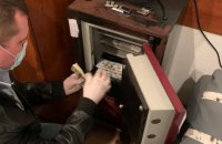 На месте хранения взятки брата главы ОАСК нашли антиквариат, документы Вовка и деньги в пяти валютах