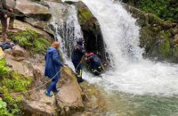 Школьник из Львова погиб во время экскурсии, упав в водопад в Карпатах