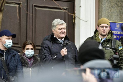 Обвинение попросило арест на два месяца и залог в один миллиард гривен для Порошенко
