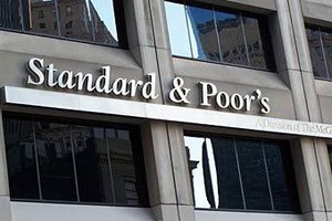 S&P понизило кредитный рейтинг России до "мусорного"