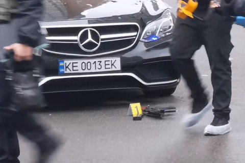 На Позняках обстреляли автомобиль