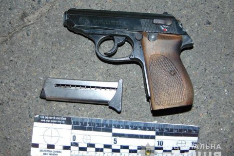 В Киеве мужчина напал на полицейского и прострелил ему ноги