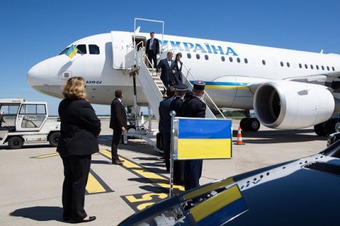 Порошенко улетел во Францию на встречу с Макроном