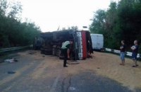 На трассе Ульяновка - Николаев столкнулись три грузовика и микроавтобус, погиб один из водителей