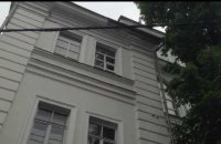 На Контрактовой площади в Киеве карниз здания упал на прохожих