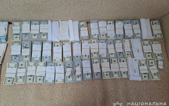 У Запорізькій області поліція вилучила у підозрюваних в корупції посадовця МСЕК і посередника більше 1,2 млн доларів готівкою