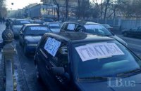 Автомобілі з іноземною реєстрацією перекрили частину вулиці біля Ради