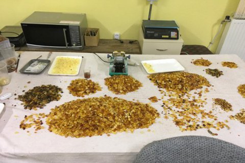 Полицейские изъяли 150 кг янтаря в подпольном цехе в Ровенской области