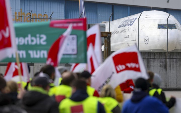 У двох великих містах Німеччини наступного тижня страйкуватимуть бортпровідники Lufthansa