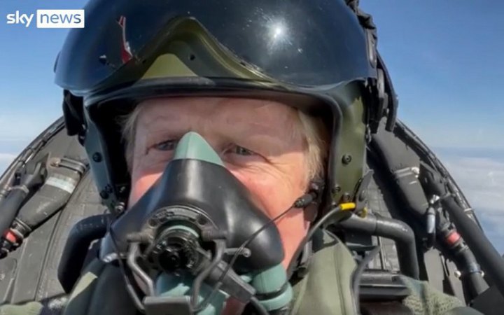 Борис Джонсон політав на винищувачі Typhoon