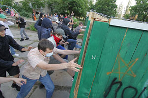 Активисты пытались силой отстоять детскую площадку