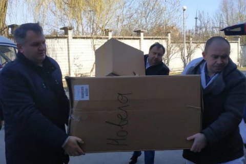 Фонд Порошенко передал партию реанимационного медицинского оборудования во Львовский областной госпиталь