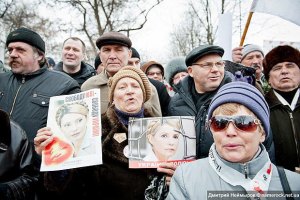 Тимошенко уже поздравляют однопартийцы: поют серенады, развешивают гирлянды