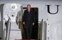 Байден трижды упал, поднимаясь по трапу президентского самолета 