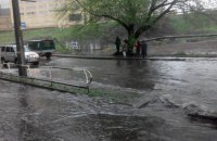 В Киеве из-за дождя на дороге образовалось озеро