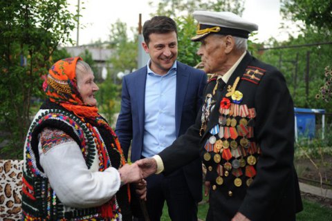 Зеленский анонсировал большой рост пенсий для людей старше 80 лет