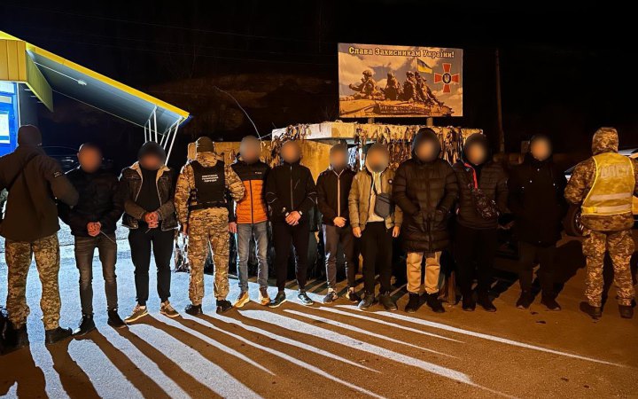 Біля кордону із Молдовою зупинили два авто із ухилянтами