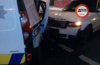 В центре Киева внедорожник врезался в машину полиции