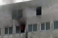 Спасатели достали человека из пожара на Шулявке (обновлено)
