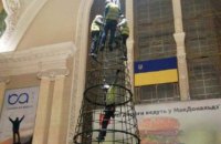 ​"Укрзалізниця": ялинка для центрального вокзалу знайшлась, її встановлюють