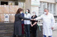 Марина Порошенко передала 18 кисневих концентраторів у лікарні Києва