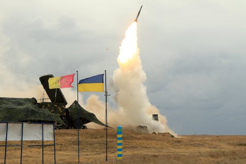 За прошедшие сутки украинская армия нанесла по меньшей мере семь мощных ударов, – Арестович