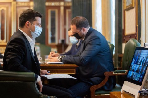 Зеленский поручил подготовить прогноз эпидемии ковида на осень