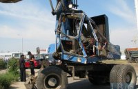В Киеве во время работ перевернулся экскаватор