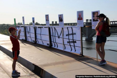 В Запорожье открыли памятник к 15-летию недостроенных мостов через Днепр