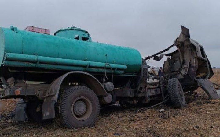 На Харківщині водій бензовоза підірвався на вибуховому пристрої
