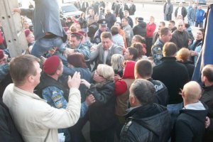 Предприниматели закидывают яйцами сносящих киоски на "Лесном" 