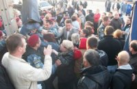 Предприниматели закидывают яйцами сносящих киоски на "Лесном" 