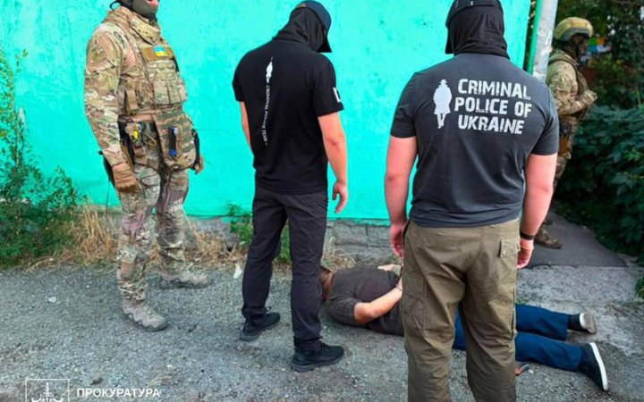 ​​У Дніпрі побили волонтера, відібрали зібрані кошти на автомобіль для ЗСУ і вимагали $10 тисяч "боргу": підозрюють трьох осіб