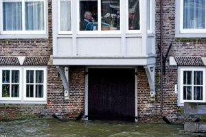В Германии прорвало дамбу: 23 тысячи человек эвакуировали