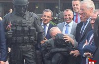 Французский депутат поцеловал памятник оккупанту в Крыму